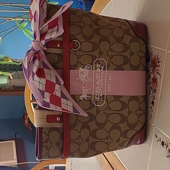 COACH Tote-Pre-loved. - Picture 14 of 16